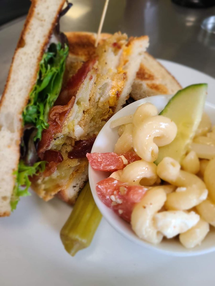 ThePerfectPear1's tweet photo. #friedgreentomatoblt
#picktheperfectpear https://t.co/FT1iKTpb62
