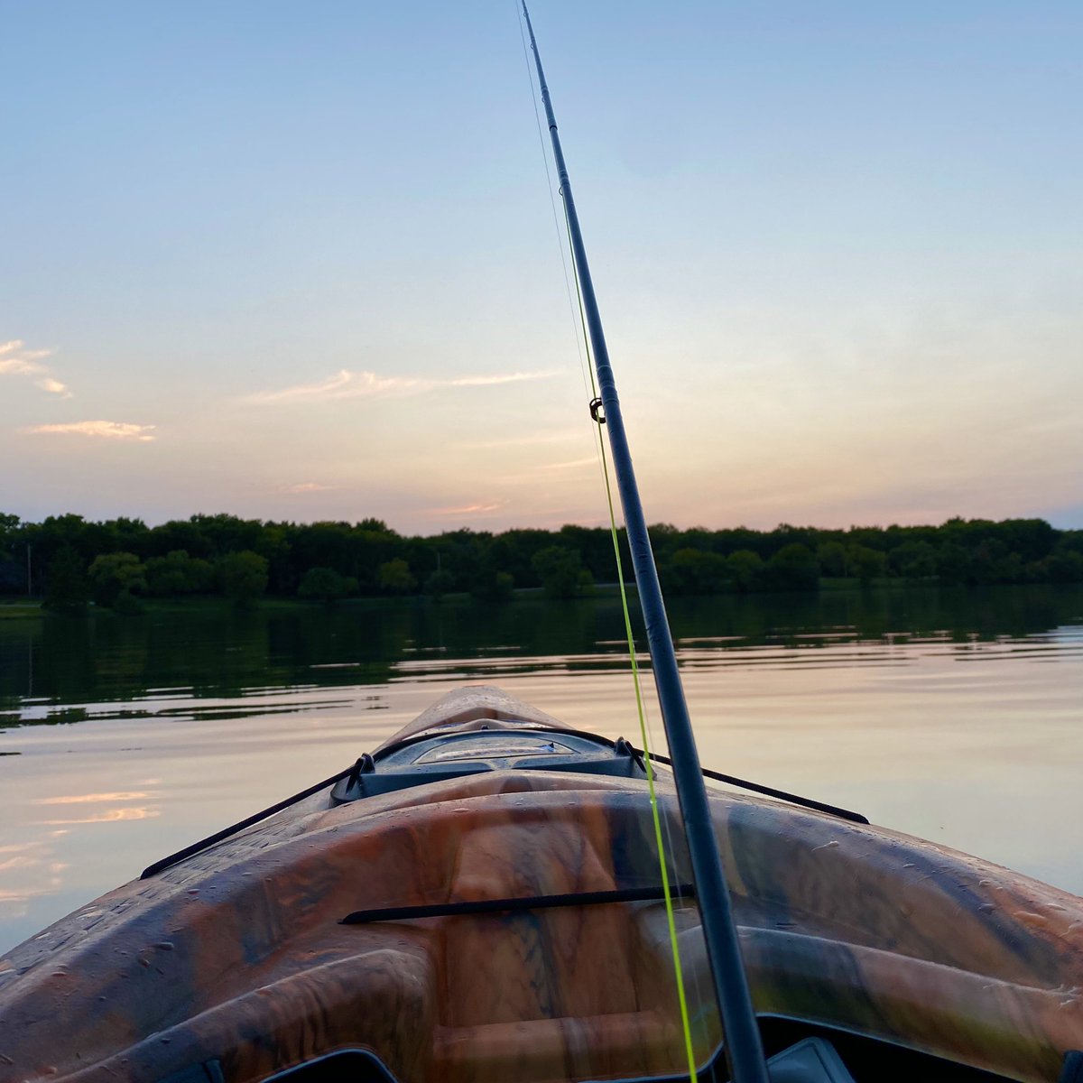 CMoneyKS's tweet photo. Not too many of these evenings left this year. #kayaking #flyfishing #PelicanKayaks @boulevard_beer #SingleWideIPA #IPAsnob #EndOfSummer #Sunset https://t.co/Kz7qGSLHMz