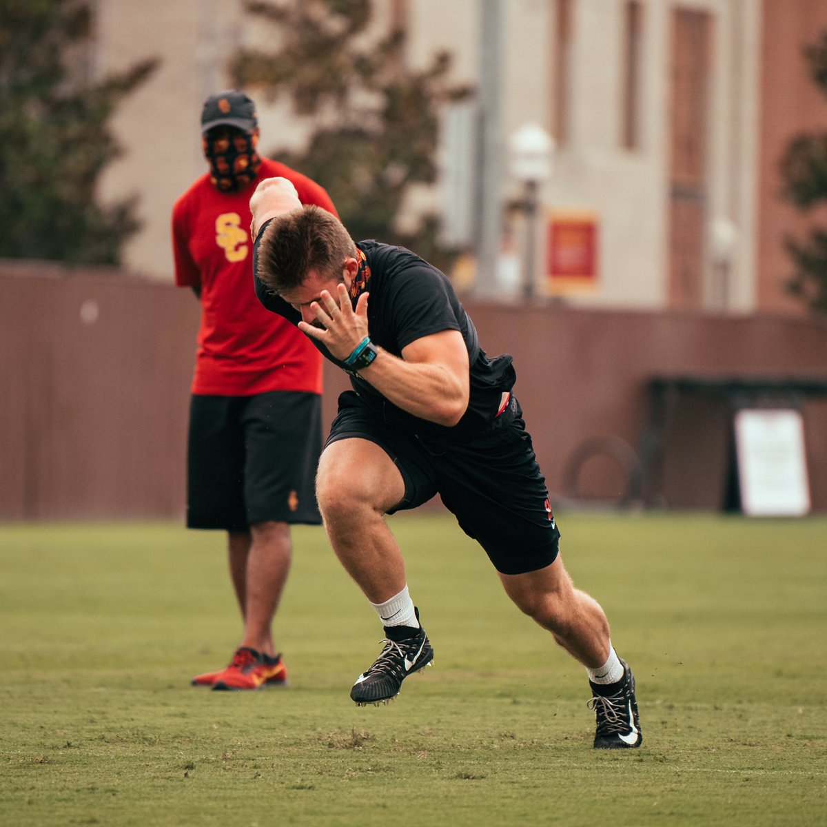 uscfb's tweet photo. To be the best, you gotta learn from the best in the business.

Speed training with the Trojan Family.

#FightOn | @USC_Track_Field https://t.co/SAxtKpfgoj