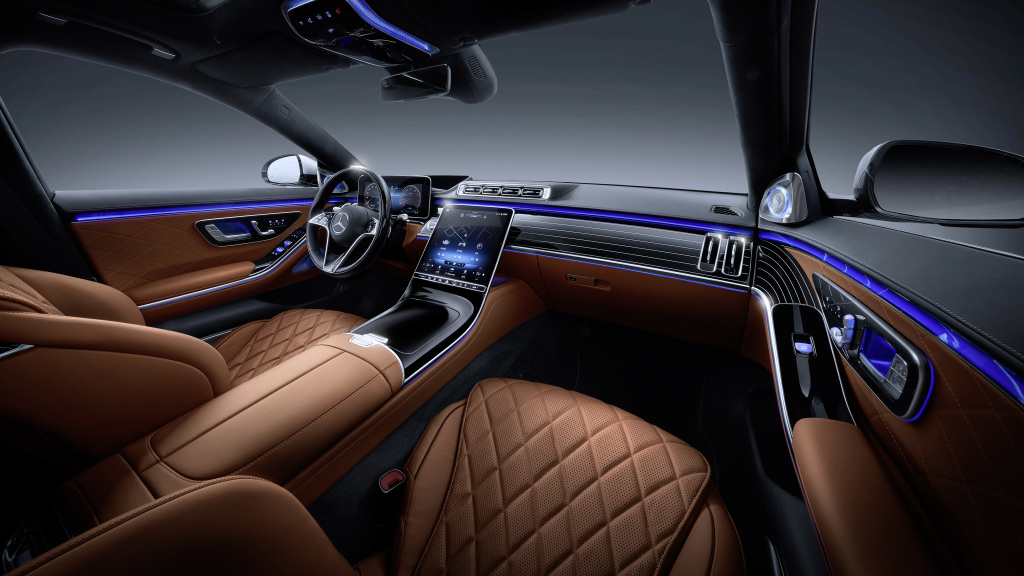 CzBenz's tweet photo. Ceny nového vozu #MercedesBenz #TridaS odhaleny: nejdostupnější verze S 350 d se vznětovým šestiválcem 3.0 (210 kW) vyjde na 2 536 160 Kč vč. DPH, vrcholné provedení S 500 4MATIC L stojí 3 184 720 Kč. Dnešním dnem začíná prodej v ČR. https://t.co/pYKEuHRTdq https://t.co/bEshRPgYtw