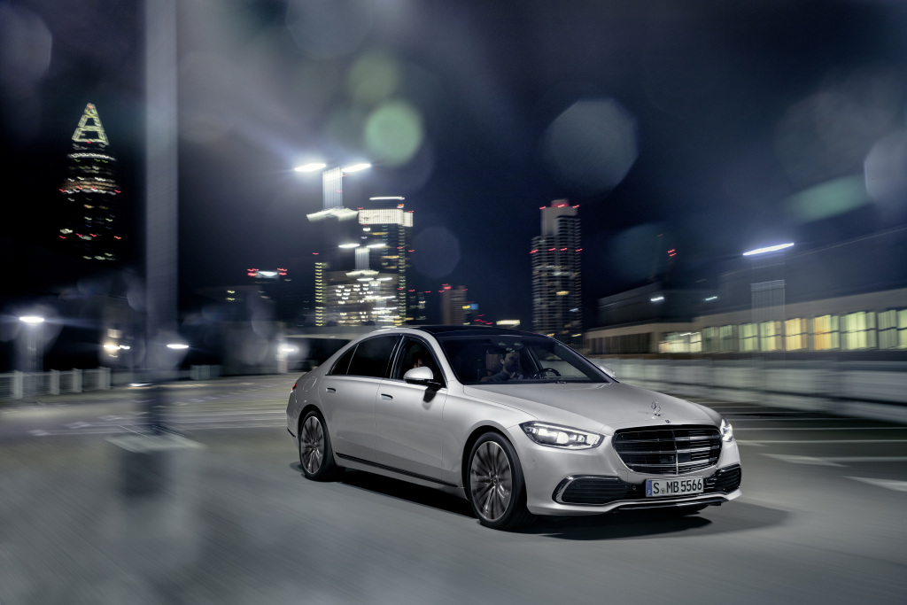 CzBenz's tweet photo. Ceny nového vozu #MercedesBenz #TridaS odhaleny: nejdostupnější verze S 350 d se vznětovým šestiválcem 3.0 (210 kW) vyjde na 2 536 160 Kč vč. DPH, vrcholné provedení S 500 4MATIC L stojí 3 184 720 Kč. Dnešním dnem začíná prodej v ČR. https://t.co/pYKEuHRTdq https://t.co/bEshRPgYtw