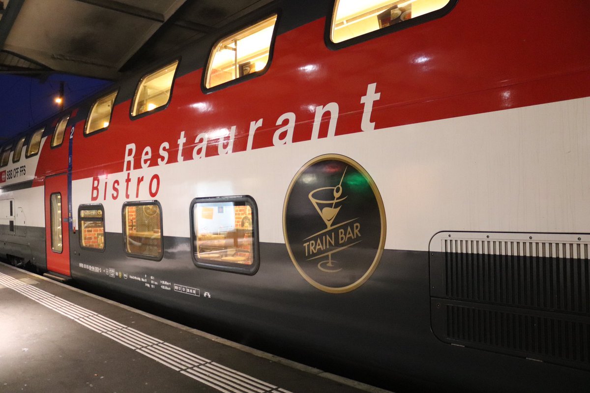JostsWelt's tweet photo. Ab heute rollt die SBB Trainbar wieder auf ausgewählten Zügen des IC8 zwischen Brig und Romanshorn - natürlich mit Schutzkonzept!
Fahrplan und Barkarte unter
https://t.co/ciD3mgEQTe.
Das Team von #elvetino freut sich auf den Besuch!
@elvetino @_DiningCar #speisenbeimreisen https://t.co/4pQfGXtwUa