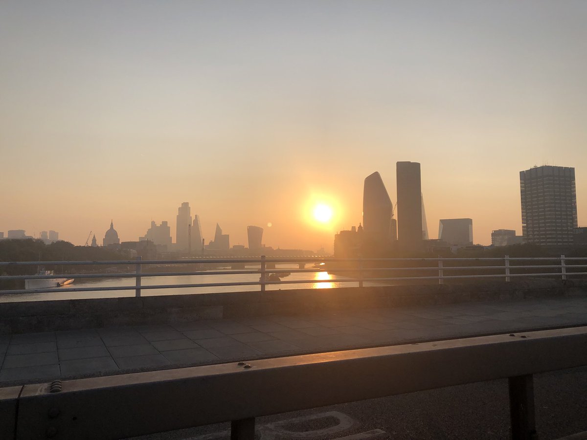 Lovely sunrise over the Thames. It’s going to be a warm day 👍🏻