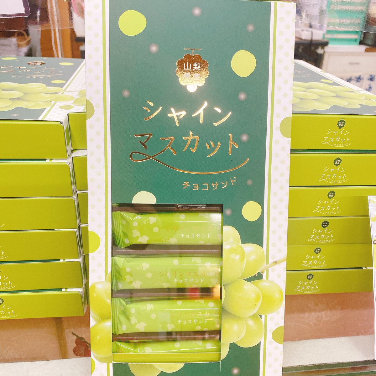 shingenyakata's tweet photo. こんにちは、館の主でーす😃

✨新商品のお知らせ✨

高級クーベルチュールに #山梨県産 #シャインマスカット を使用したチョコをサクサクのナッツ生地でサンドしました👍
1箱16本とたっぷり入っているのでちょっとしたお茶の時間にもお土産にも嬉しいお菓子です😄

#新商品  #信玄館 #山梨 #甲州 https://t.co/HqpB4Czz0F