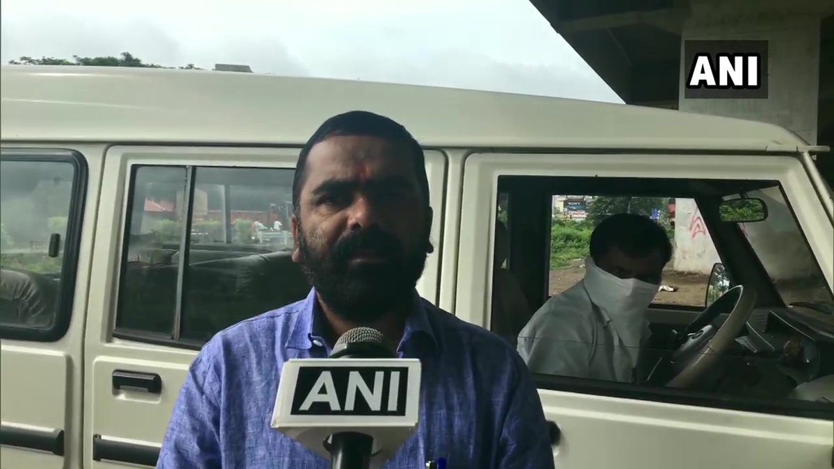 ANI's tweet photo. Onion was being sold at Rs 20-25 per kg here. If the export is banned, prices will fall to Rs 2-3 per kg. Growers will suffer loss. Seller purchase from them at lower prices and later sell it at higher price: Onion farmers in Nashik, Maharashtra https://t.co/PFn5WWWE9n