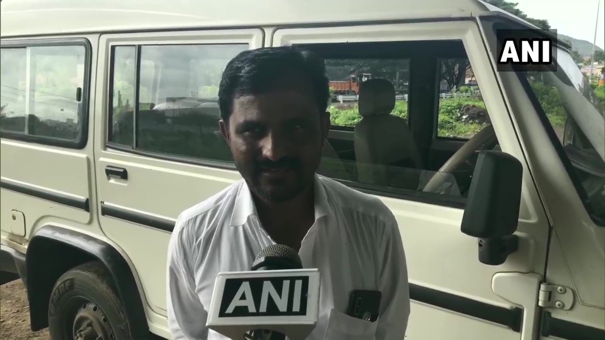 ANI's tweet photo. Onion was being sold at Rs 20-25 per kg here. If the export is banned, prices will fall to Rs 2-3 per kg. Growers will suffer loss. Seller purchase from them at lower prices and later sell it at higher price: Onion farmers in Nashik, Maharashtra https://t.co/PFn5WWWE9n