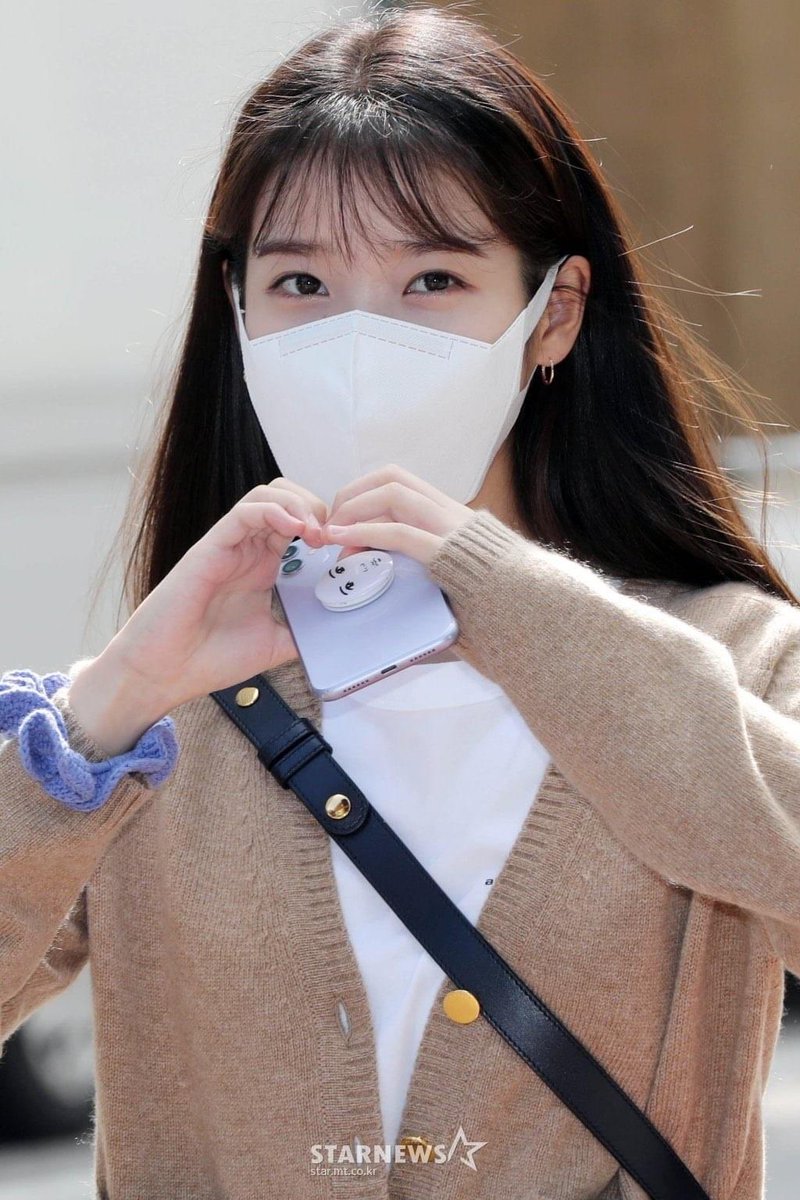 leejiweuns's tweet photo. I mean, who’s doing it like IU though??? I LOVE HER SO MUCH. I LOVE THIS FANDOM. I LOVE IT HERE. 

Anyway, IU best girl! 🥺 https://t.co/wdGABh8Aoi
