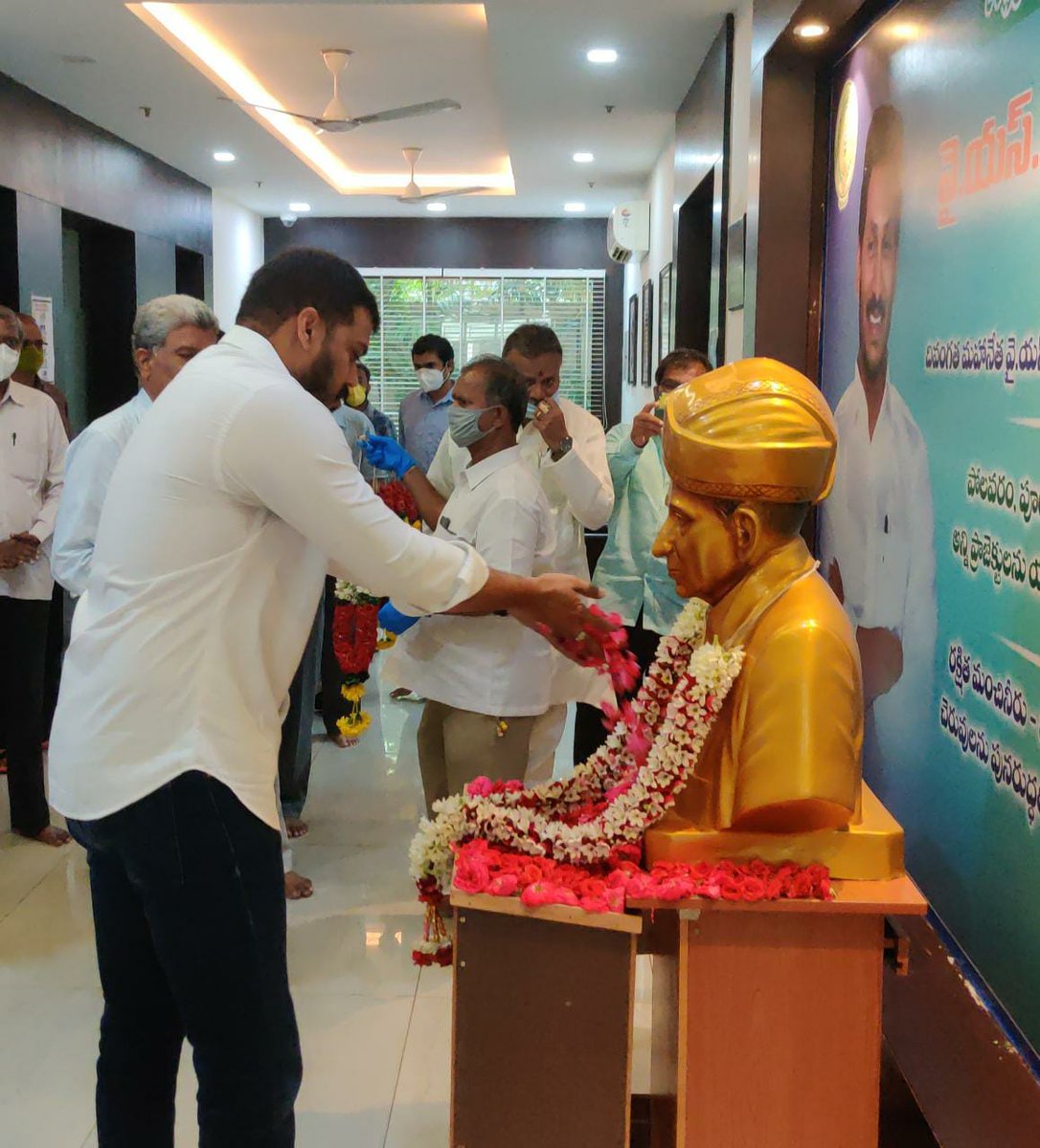 AKYOnline's tweet photo. India's most prolific engineer, economist, statesman and a visionary who spearheaded development, remembering Sri Mokshagundam Visvesvaraya garu on his birth anniversary.
#EngineersDay2020 https://t.co/4F446c35Or
