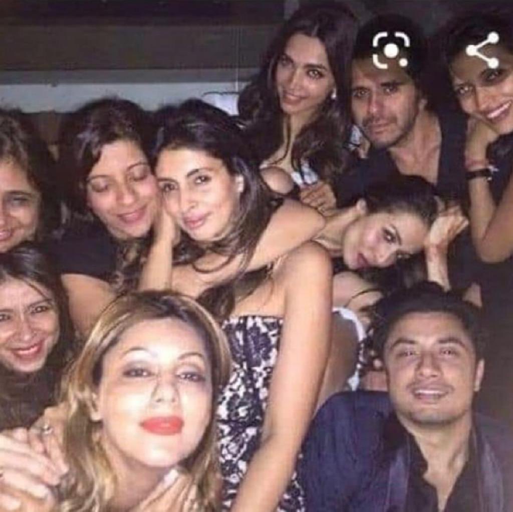 IamGMishra's tweet image. #JayaBachchan kept mum on:
-Palghar lynching 
-SSR murder
-Disha murder 
-Drug Rackets &amp;amp; Bollywood Mafia
-Demolition of @KanganaTeam home
-Attack on ex-navy officer 

But now alleges @ravikishann of exposing pudiyawood as Bollywood is a gutter because👇