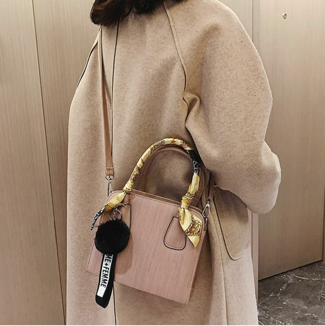 Seifawa_Store's tweet photo. A lady should be two things, classy and fabulous. Come and get your classy bag at affordable price.

Price : ₦5500
 
Pls Retweet 🙏
#seifawa #Timini #NigeriansMustGo #BBNaijaLocdown2020 #schoolsreopening #akuapempoloo #Nengi
https://t.co/7IFQev3Tg4 https://t.co/UWxHhlrucz