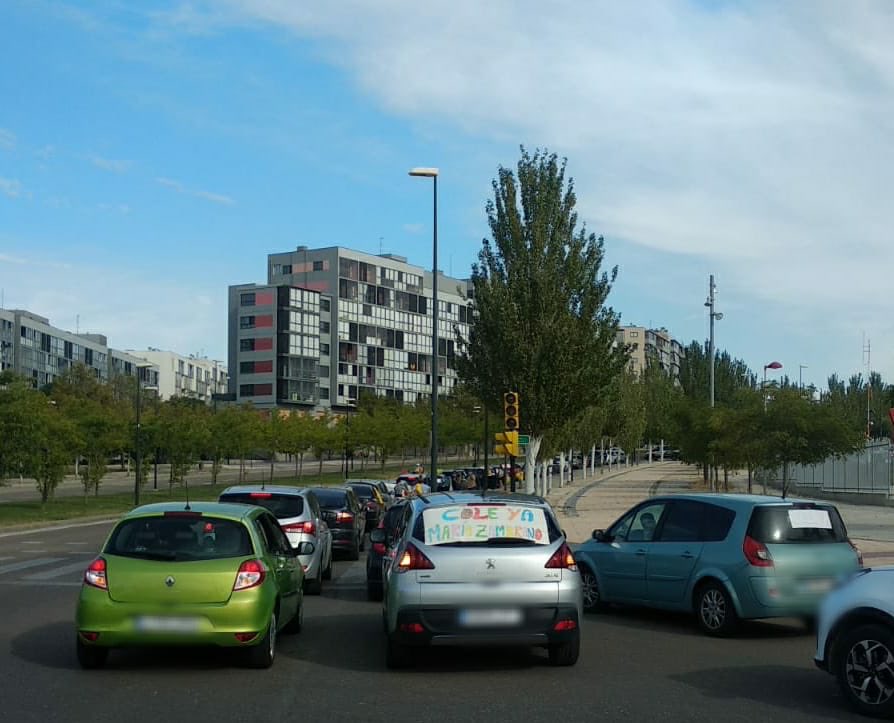 ColeTodosPV's tweet photo. Ayer las familias del sur salieron en caravana, en protesta por la falta de infraestructuras. No nos cansaremos de decirlo:URGEN LAS LICITACIONES, nos estáis condenando a otro curso sin medios. #ColesBarrioPV #ColesDistritoSur #LicitacionesYa #CPIParqueVenecia #CEIPMaríaZambrano https://t.co/ON3CIeHPE7