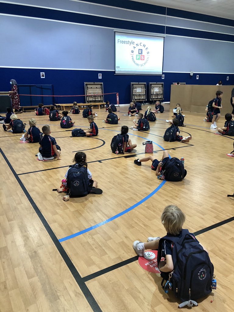 Our @RPSYear1 pupils setting the example of how a socially distanced school pick up works.
#KHDA #newdaysnewways