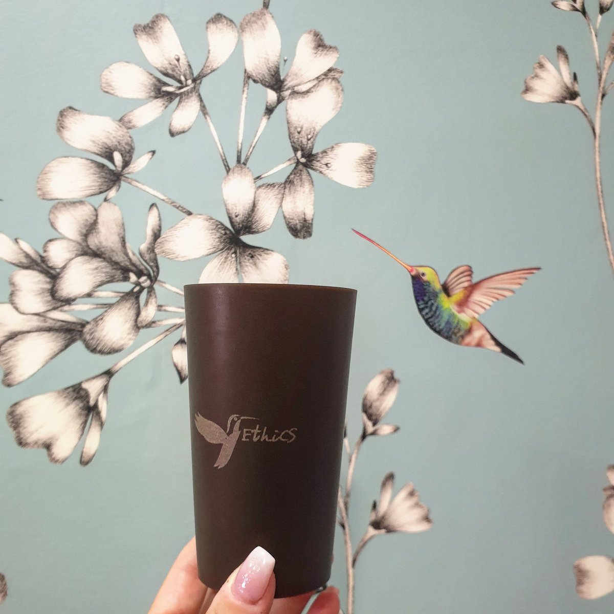 Nos gobelets sont :
- réutilisables et lavables
- en matériaux 100% biosourcés (zéro plastique)
- à base de lin du Nord
- 100% fabriqués en France
- de couleur naturelle
- personnalisable par gravure laser (sans encre) pour professionnels et particuliers 
#ecologie #zerowaste