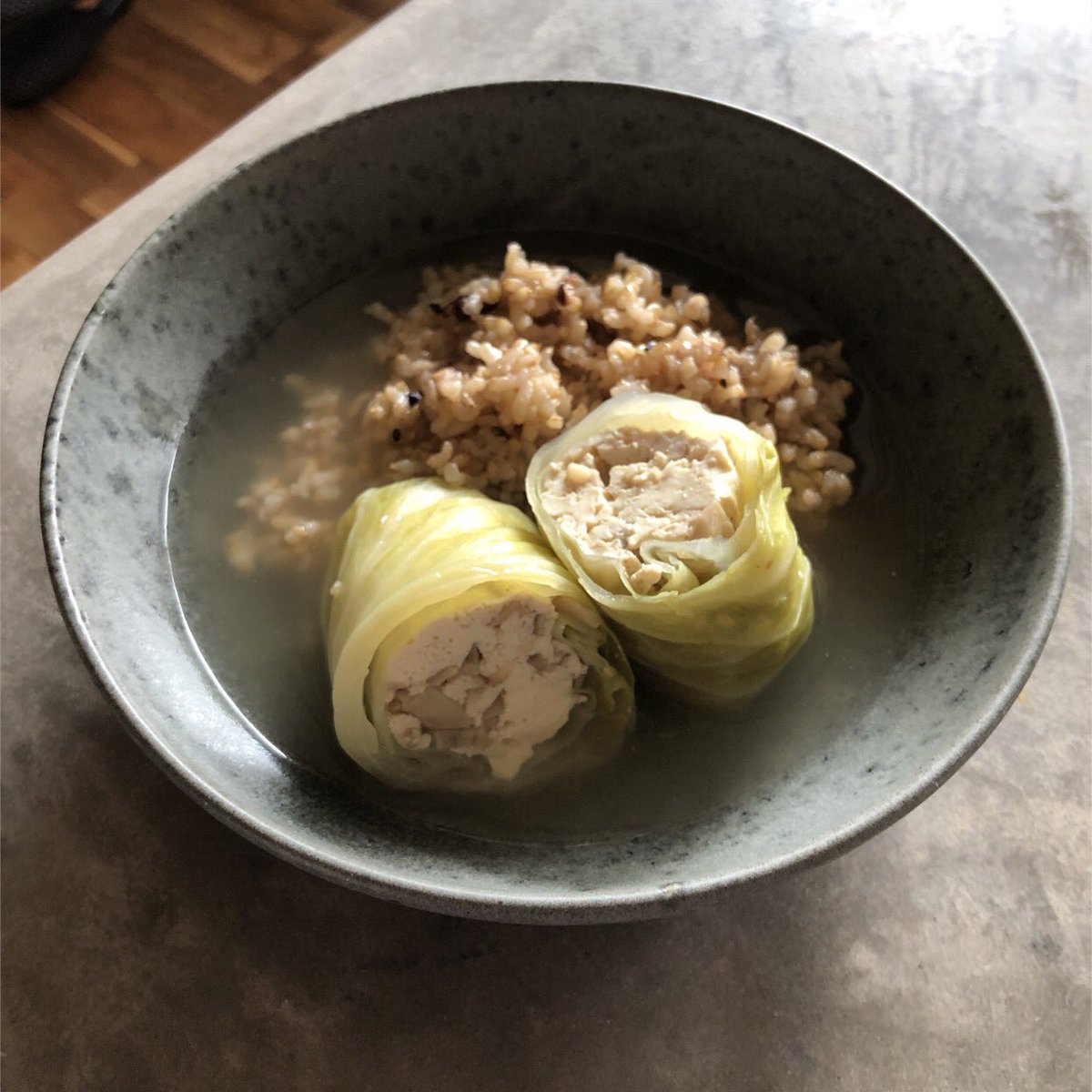 有賀 薫 豆腐のロールキャベツ 水切りした豆腐に刻んだ舞茸を混ぜ キャベツ に巻き込みました 昆布だしで優しく煮込む ヴィーガン メニュー 雑穀米にかけていただきます 今日は終日撮影なのですが その中の一品です スープ365
