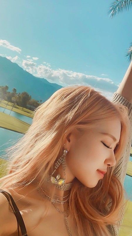 Panass² enaknya nyebur laut, and then drink some coconut water🏖️ yaa gakk?