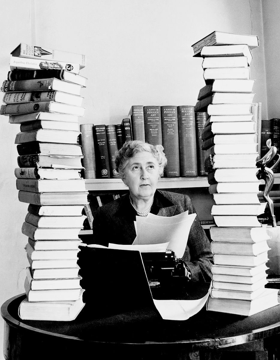 Knjiga_book's tweet photo. #nadanasnjidan je bila rojena Agatha Christie. 🌹📖🔎🖋
•••••
#knjige #book #knjiga #books #branje #reading #bralec #knjigabook #bookknjiga #AgathaChristie https://t.co/VZQiNlBYoQ