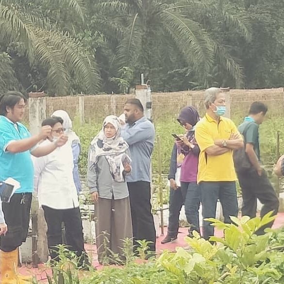 PertanianKinta's tweet photo. Lawatan Pemantauan Pengarah BPIT Putrajaya ke Projek Kluster Tanaman Tembikai, Kluster Tanaman Betik dan Kluster Tanaman Kontan Daerah Kinta/Kampar
Tarikh : 15hb September, 2020
Projek Kluster Tembikai Ulu Kuang
Usahawan: Ng Yoon Thiam
Keluasan:2.4ha
@siree_sankaran
@myDOA_Perak https://t.co/OqdX6wgoK4