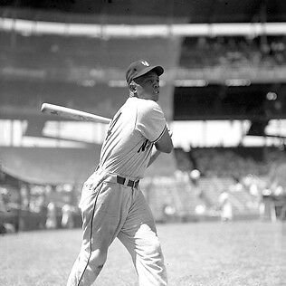 BaseballBook's tweet photo. Willie Mays, nicknamed "The Say Hey Kid", was born in 1931 in Westfield, Alabama. He played for 22 seasons. He's one of the #GOAT.

Batting average .302
Hits3,283
Home runs660
Runs batted in1,903
Stolen bases338 

#Giants #MLB #HallOfFame https://t.co/T9spiHIawn