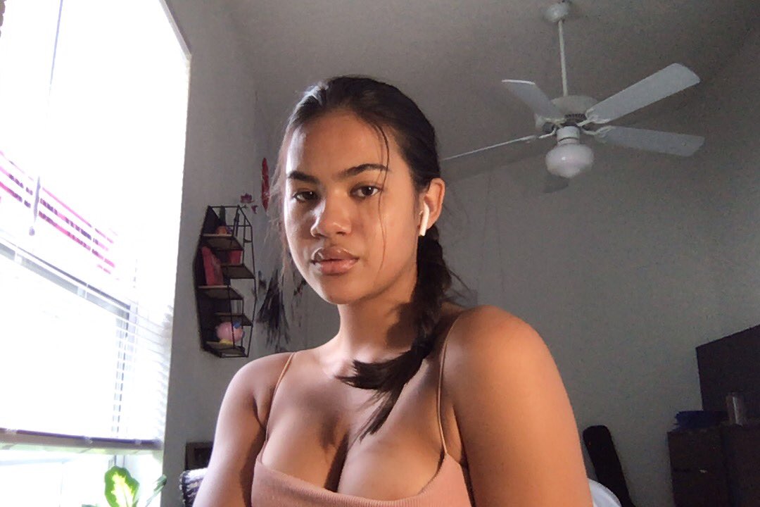 micahlikesya's tweet photo. POV you have me pinned in our zoom class https://t.co/PVQUkKTlzi