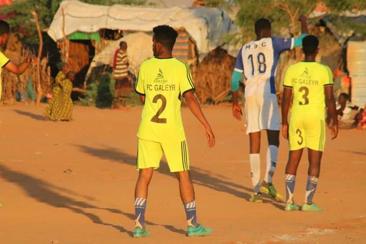 GedoSports's tweet photo. #Fc_Galeyr vs #MBC, oo ka kala socday Doolow iyo B.Xawo ayaa waxay ciyaartoodi kusoo dhamaatay bar bardhac 0:0,dadweyne badan ayaa usoo daawasha tagay. Maamulka degmada Dolow aya kula dardaarmay dhallinyarada inay ka qeyb qaataan is dhexgalka bulshada iyo nabadda @GedoGovernor https://t.co/5zw00qNxE8
