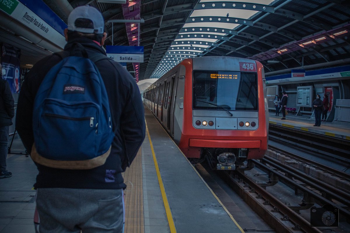HaamJesus's tweet photo. El metro de Santiago, mentiria si dijiera que no me gusta, siempre que viajo en Metro trato de disfrutar ese ambiente porque es un poco con lo que he crecido, aunque de todas formas, sigue siendo malo por las tarifas qls. https://t.co/kAbfGptVzP