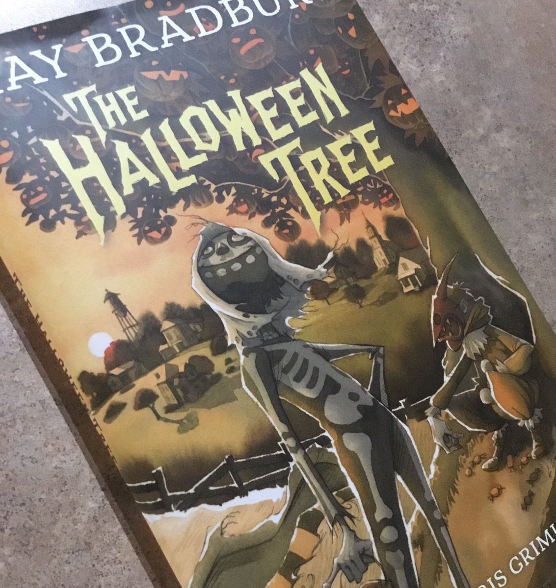lisathegeekmom's tweet photo. #Read
Got my nifty signed copy of the @GrisGrimly illustrated version of Ray Bradbury’s #TheHalloweenTree
I’ll definitely make sure to put my two cents worth on this wonderful work for the next #BetweenTheBookends at @GeekMomBlog
#Recomended #Halloween https://t.co/IxrMuvQTcB