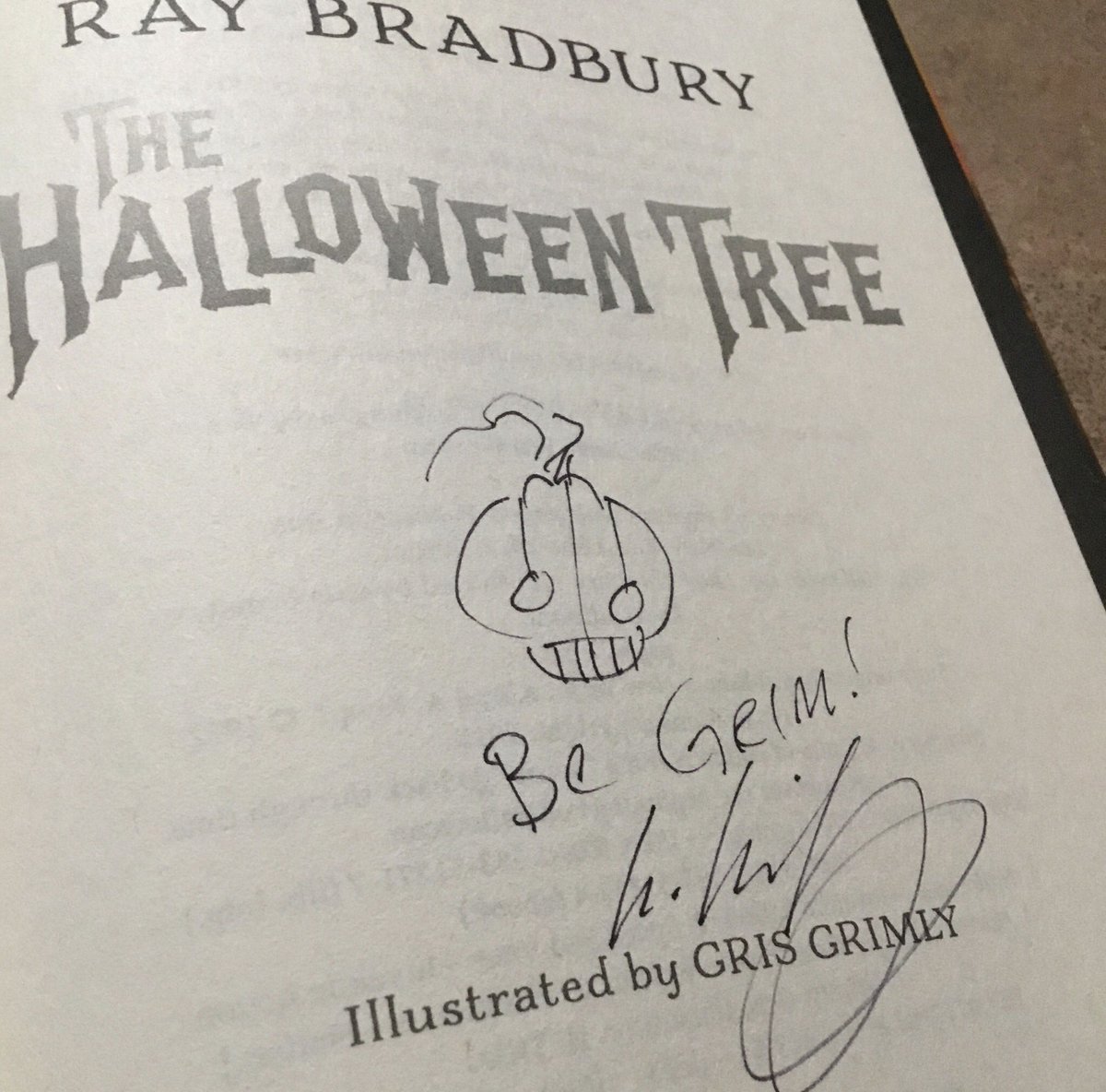 lisathegeekmom's tweet photo. #Read
Got my nifty signed copy of the @GrisGrimly illustrated version of Ray Bradbury’s #TheHalloweenTree
I’ll definitely make sure to put my two cents worth on this wonderful work for the next #BetweenTheBookends at @GeekMomBlog
#Recomended #Halloween https://t.co/IxrMuvQTcB