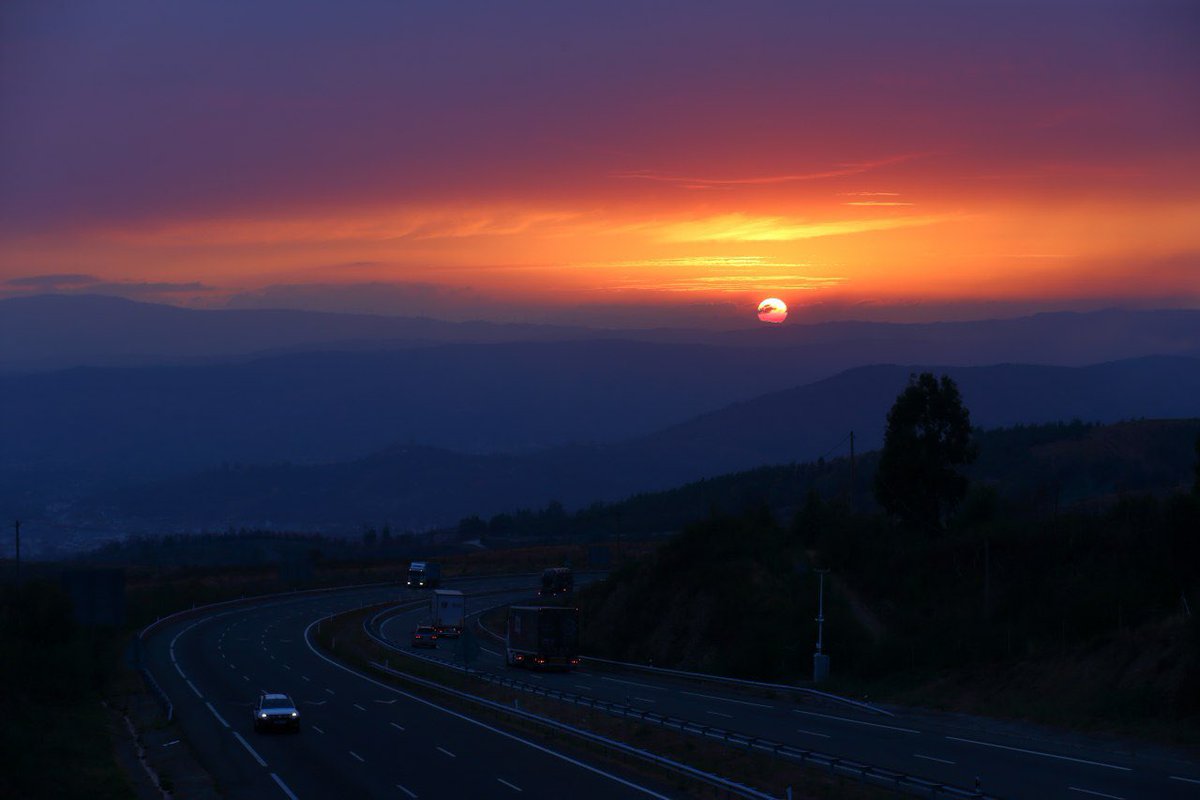 AlbertoSxenick's tweet photo. La provincia de #Ourense despide el día con una puesta de sol ahumada tras los números incendios forestales que asolan los montes estos días(desde #Fumaces) https://t.co/cA2AMyVIW8