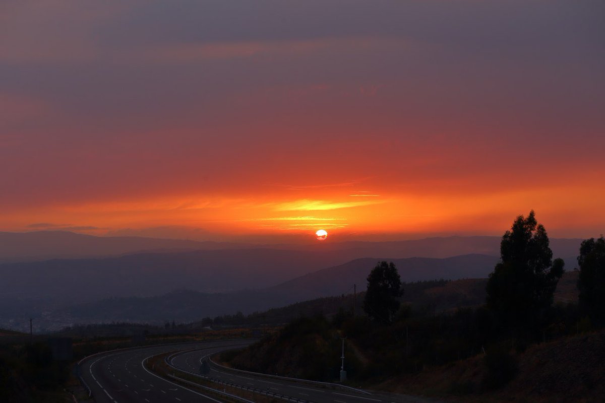AlbertoSxenick's tweet photo. La provincia de #Ourense despide el día con una puesta de sol ahumada tras los números incendios forestales que asolan los montes estos días(desde #Fumaces) https://t.co/cA2AMyVIW8