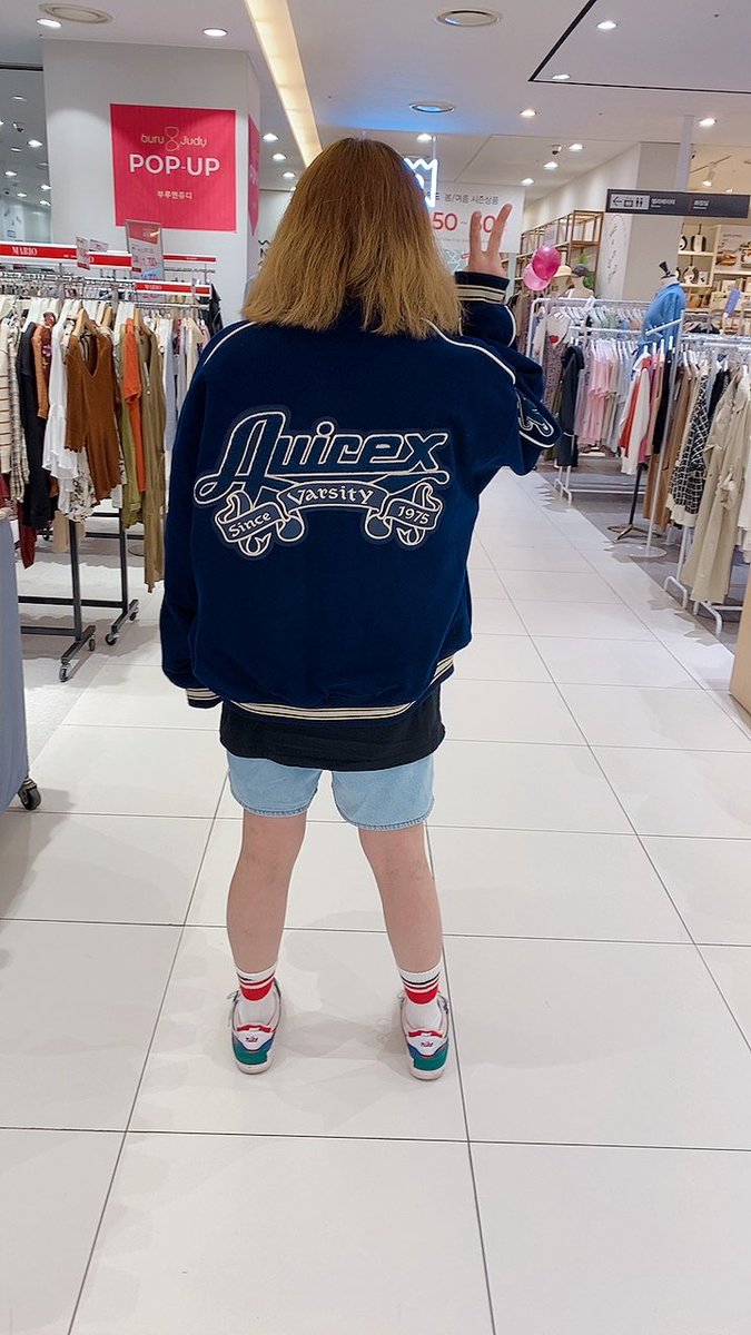 suhee1125's tweet photo. 아비렉스라니 ..!! 커플 잠바라니 !!!
머리털이 개털이어도 잠바는 이쁘구나 
자랑할곳이 여기바케 없어여 ㅠㅠ 사은품 스티커라니 ..!!!!!!받테가 캔디모자라니 !!넘나리 귀엽다요 !!!!
#아비렉스 #장우혁굿즈 https://t.co/UbpZdEq62e