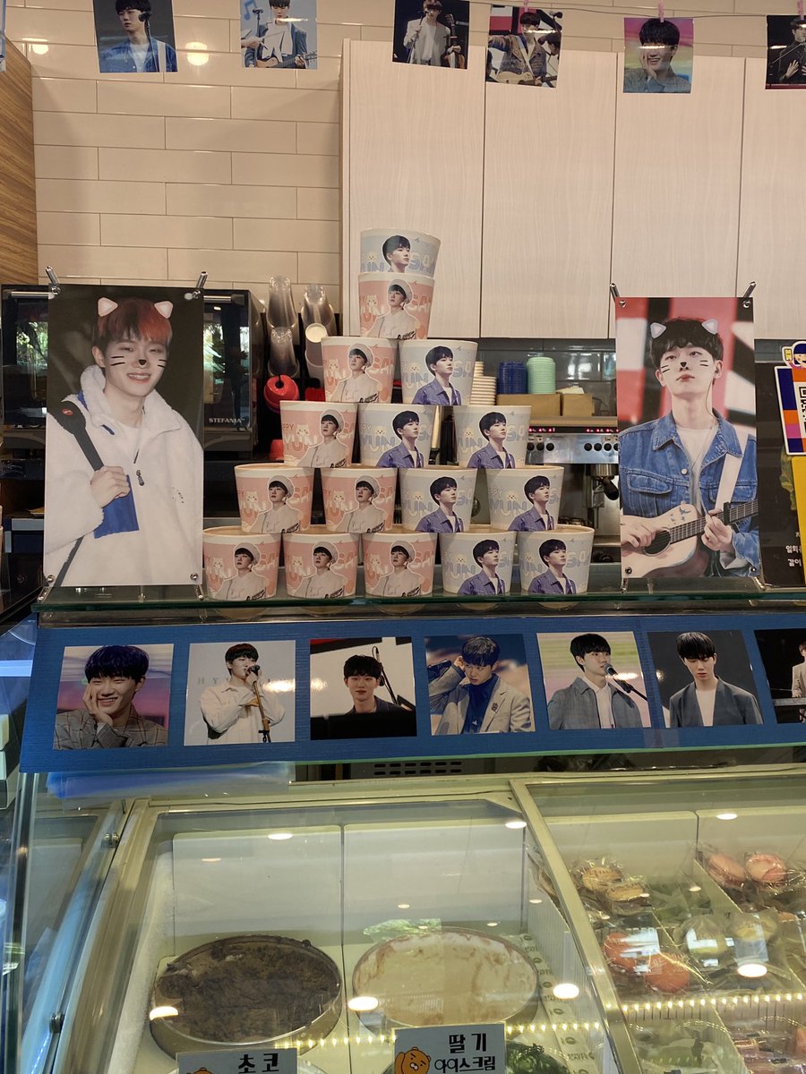 Viva_la_Lun's tweet photo. 처음으로 방문한 가뜨머차🐱 주기적으로 딸기마카롱 먹어줘야해요ㅎ컵��더도 너무 귀엽구ㅠ 비바즈 제 눈물버튼😢덕분에 잘 즐기다 왔어용 감사합니다아😽😽🤍
#현상이와_PAN이_만난건_영화같아
#HAPPY_HYUNSANG_DAY https://t.co/lp3SEwznuO