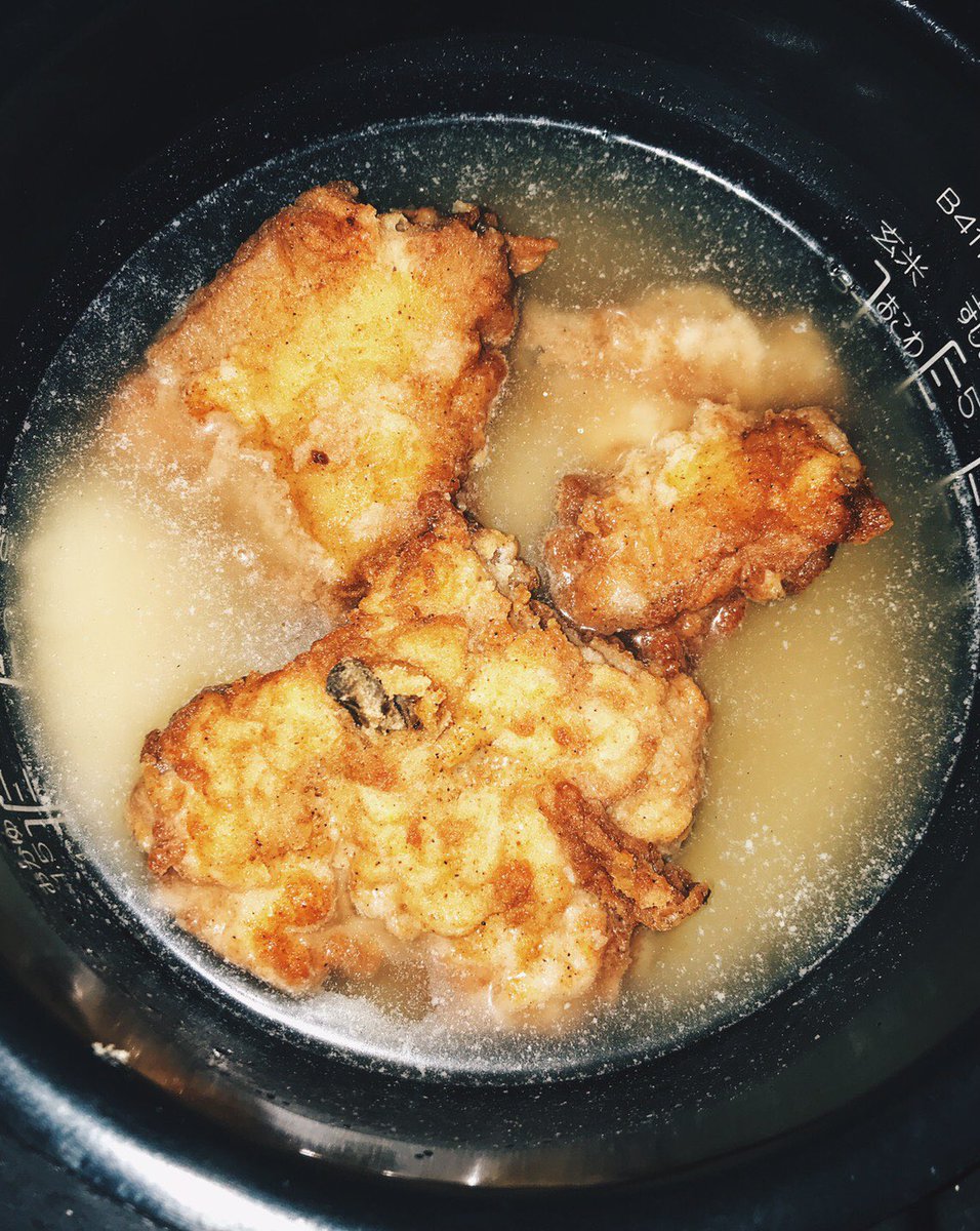 Aco Kotani 超ハイカロリーケンタ男飯 炊飯器でご飯炊く時にケンタッキーのチキンを投入 1合につき醤油小1 鶏ガラスープ素大1 チキン1ピース 炊き上がったら骨を取る 悪魔の皮と脂が溶けて完全にアウト 中高年は一杯でつみ 残りは 冷凍してオムライス