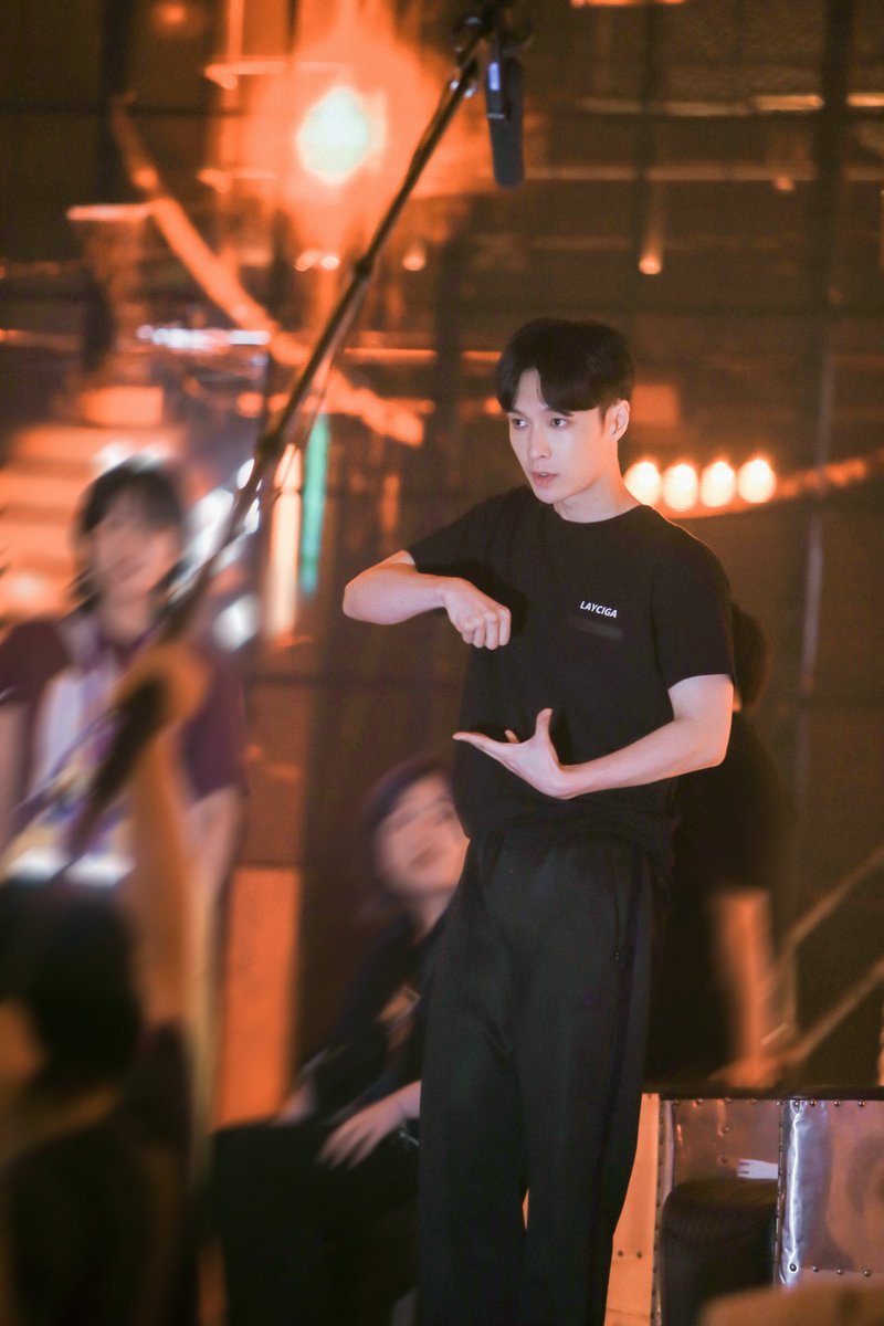 lay_studio's tweet photo. .@layzhang at rehearsals giving a lot of attention and care! #SDC3 #DANCERLAYZHANG 

WATCH EP09 PART I ➡️ https://t.co/3JC8OcizKz
WATCH EP09 PART II ➡️ https://t.co/YZZLIO2o1E https://t.co/E18uHkr77O