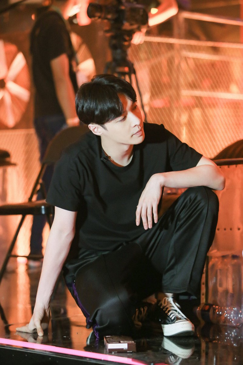 lay_studio's tweet photo. .@layzhang at rehearsals giving a lot of attention and care! #SDC3 #DANCERLAYZHANG 

WATCH EP09 PART I ➡️ https://t.co/3JC8OcizKz
WATCH EP09 PART II ➡️ https://t.co/YZZLIO2o1E https://t.co/E18uHkr77O