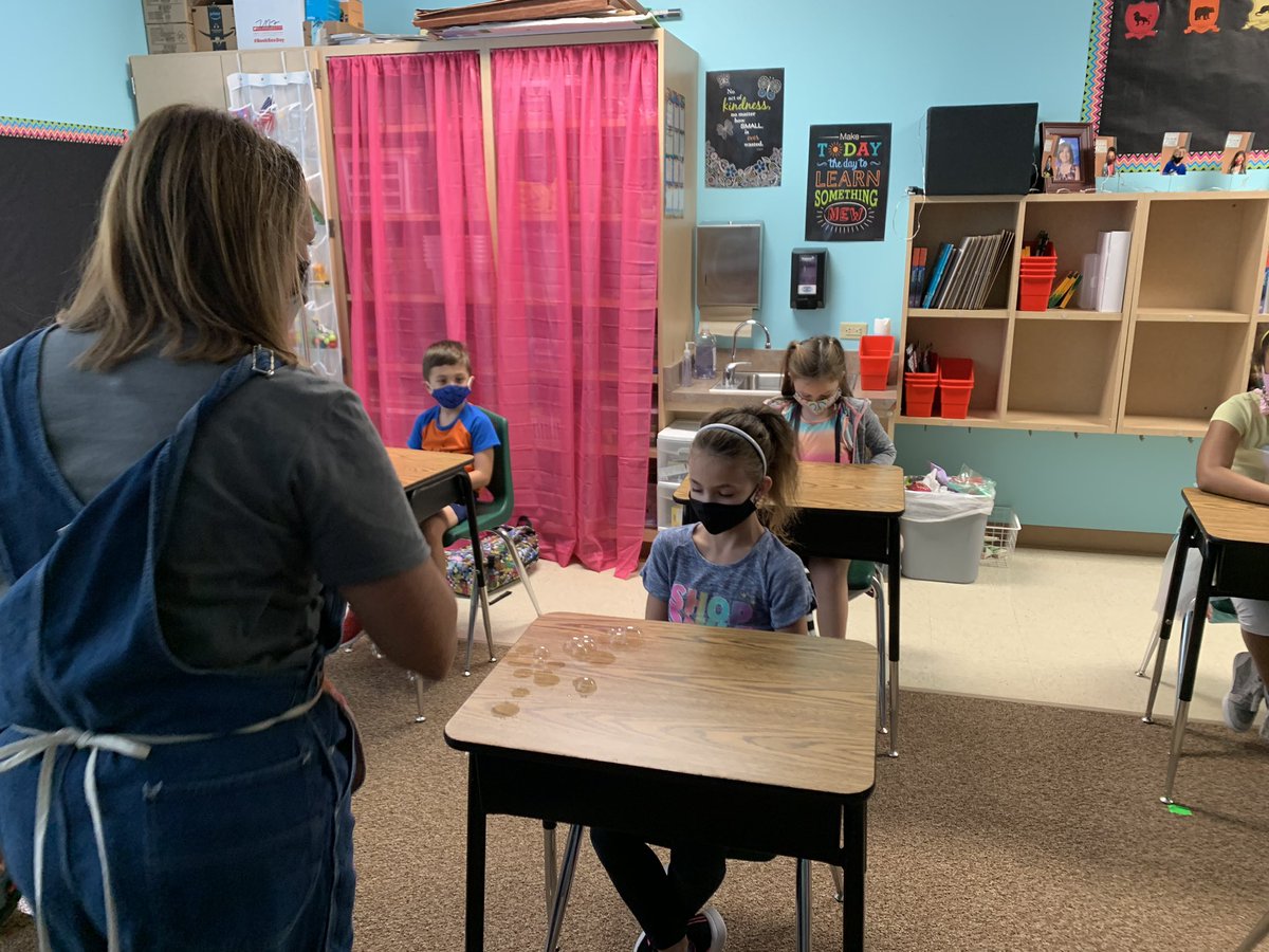 DouglasStacid's tweet photo. Great lesson on emotions and self control from these fabulous counselors @KISDCounseling @EagleRidgeKISD https://t.co/eQuZeWZx0f