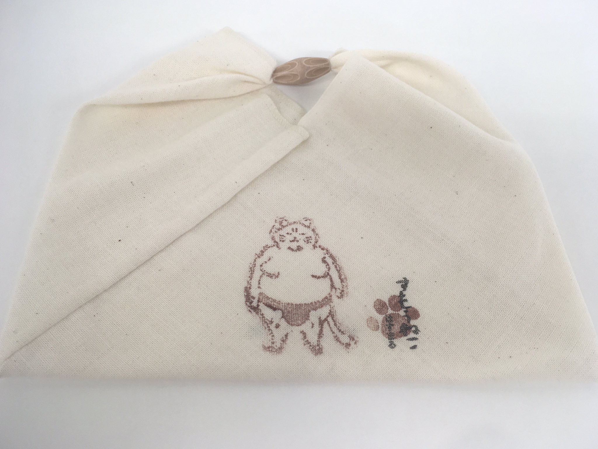 すもうねこ そしてひそかにどら焼き袋 もとてもかわいいです どら焼きが2 3個入る大きさです これは引退したどら焼き 用の焼きゴテ おかげさまで今の焼きゴテは2代目です を使ってスタンプしているそうです X Sumo 相撲 Cat 猫 とし田 すもうねこ そしてひそかにどら焼き袋 もとてもかわいいです どら焼きが2 3個入る大きさです これは引退したどら焼き 用の焼きゴテ おかげさまで今の焼きゴテは2代目です を使ってスタンプしているそうです X Sumo 相撲 Cat 猫 とし田