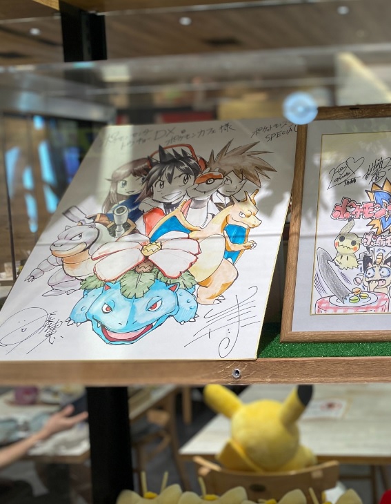 ポケットモンスターspecial公式ツイート ポケモンカフェ 東京 日本橋 にポケspのサイン色紙が飾ってあるのを御存知ですか この度 色紙が見やすい場所に移動しました ポケモンカフェにお寄りの際には カラーイラストが描かれた大きなサイン色紙も ポケットモンスターspecial公式ツイート ポケモンカフェ 東京 日本橋 にポケspのサイン色紙が飾ってあるのを御存知ですか この度 色紙が見やすい場所に移動しました ポケモンカフェにお寄りの際には カラーイラストが描かれた大きなサイン色紙も