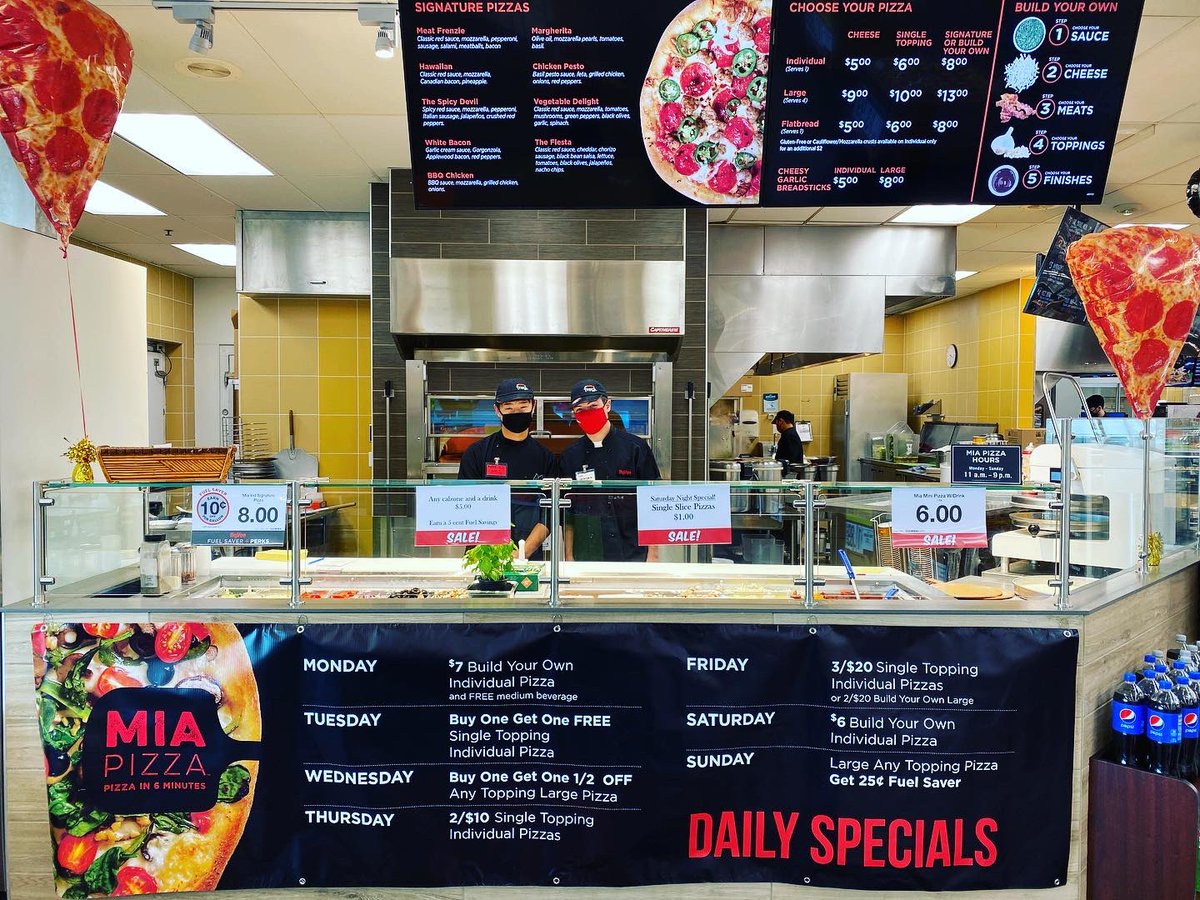 HyVeeBlueSpring's tweet photo. Have you tried our Mia Pizza? It is so good!! What is special about it, you ask? We offer homemade pizza exactly the way you want it! Our very own Bakery presses the fresh dough &amp; your pizza is cooked to order in our wood stone oven using the best &amp; freshest ingredients! https://t.co/iHj4C8m5rf