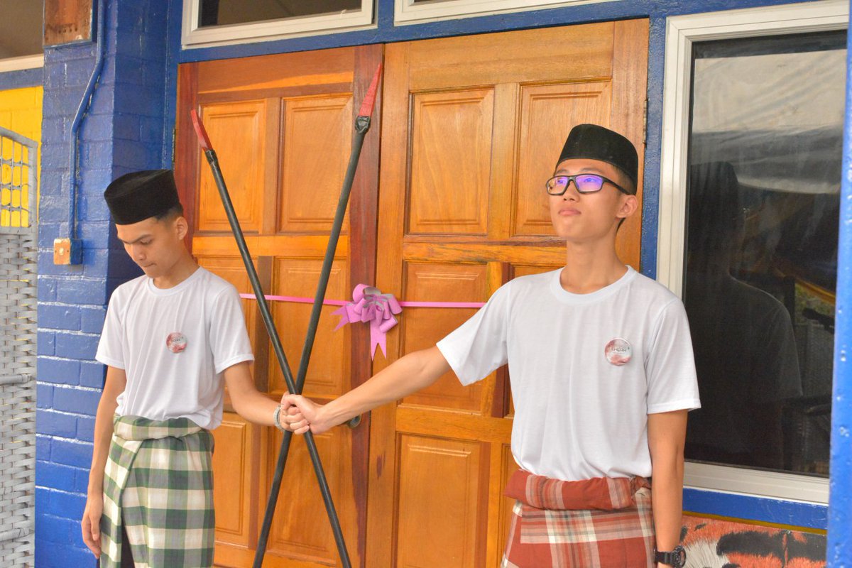 Friedrich_BH's tweet photo. 1 year ago today - Pameran Apresiasi Seni Visual STPM 2019. I was dressing up as a Malay villager throughout the inauguration of the exhibition. 😎 #throwback https://t.co/gaiBEo5tc4