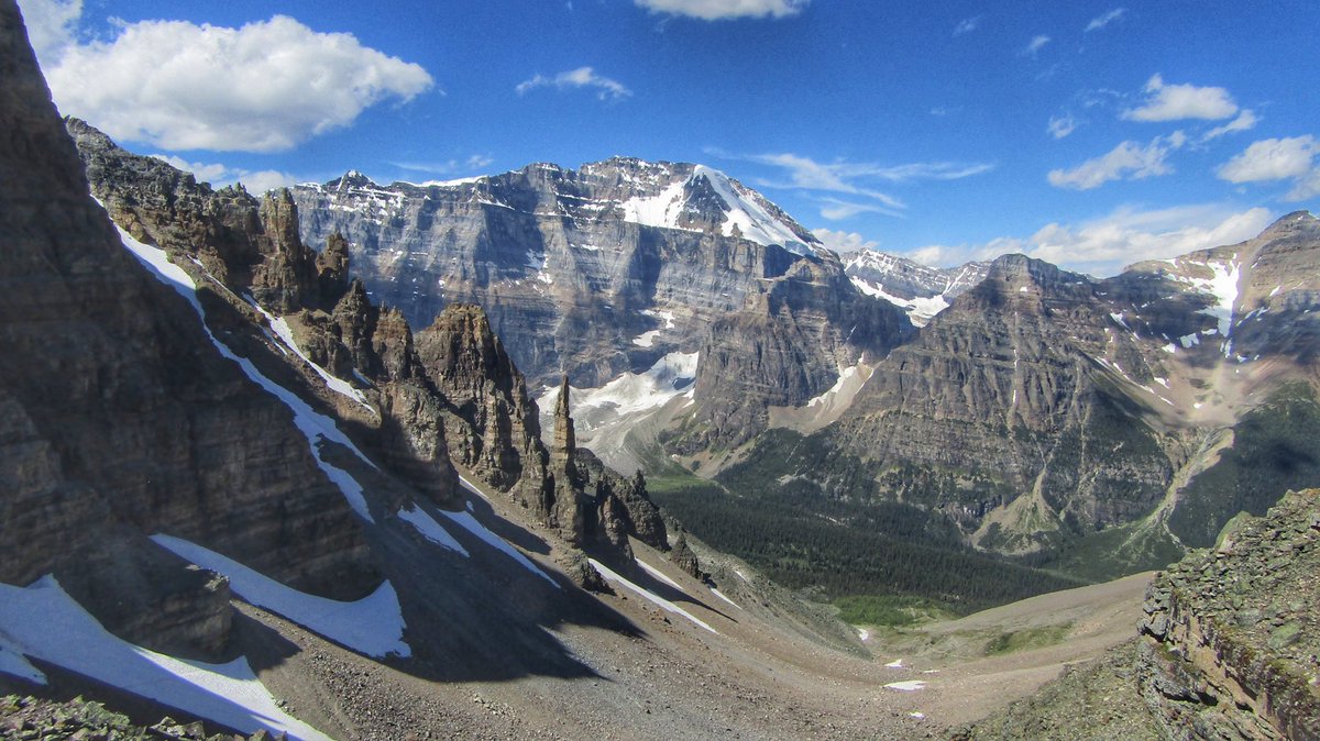 cnmbdashabi's tweet photo. 7月中旬day hike 在 #sentinelpass 上眺望Mt.Lefroy及其山顶冰川 #morainelake #larchvalley https://t.co/A8Ncnfklzy
