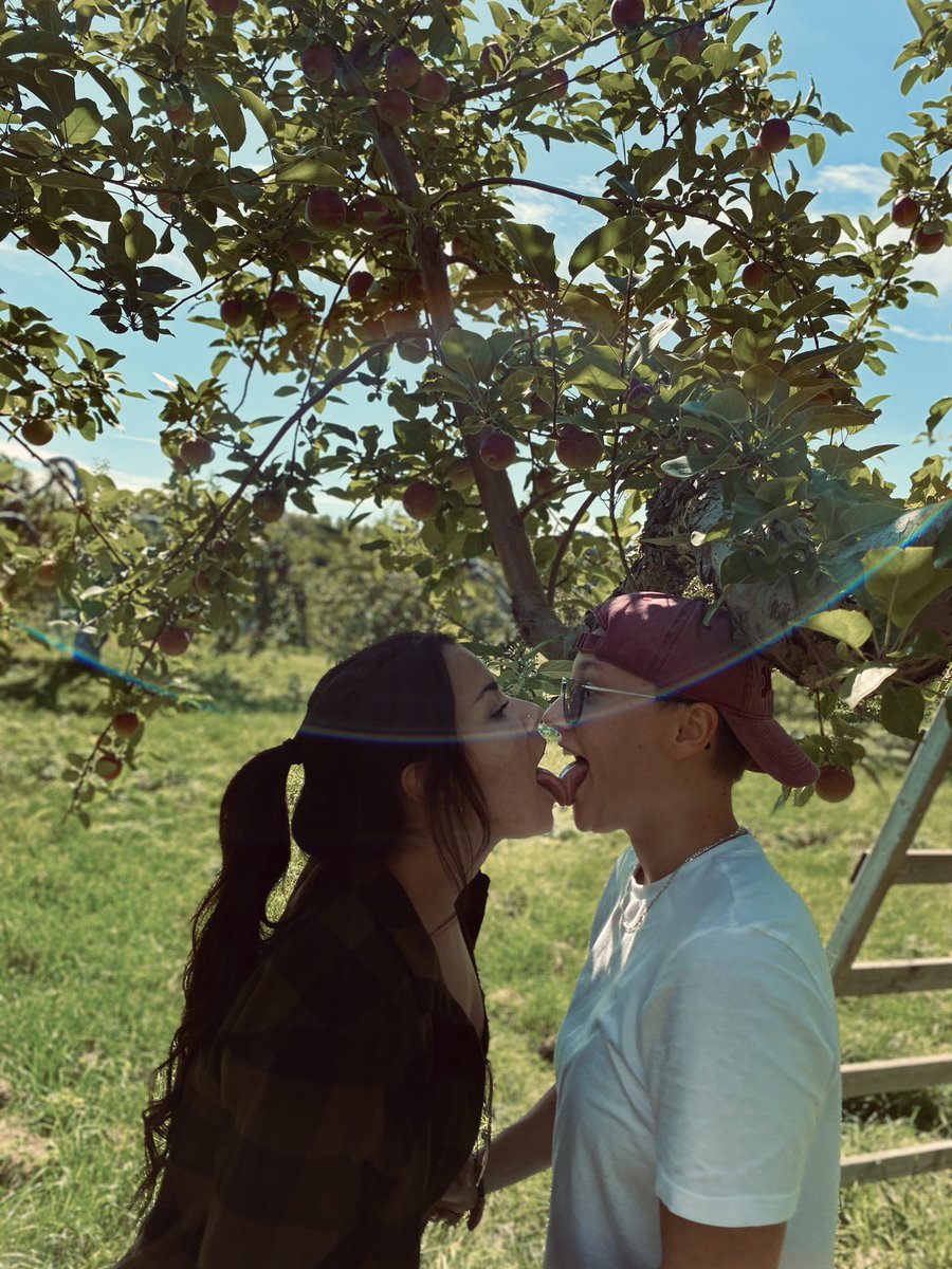beatricecote's tweet photo. Name an more iconic lesbian couple, ill wait. #lesbianscouple #lesbians #LGBT #orchard #autum https://t.co/F4IYmundeE