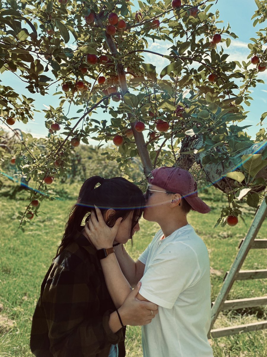 beatricecote's tweet photo. Name an more iconic lesbian couple, ill wait. #lesbianscouple #lesbians #LGBT #orchard #autum https://t.co/F4IYmundeE