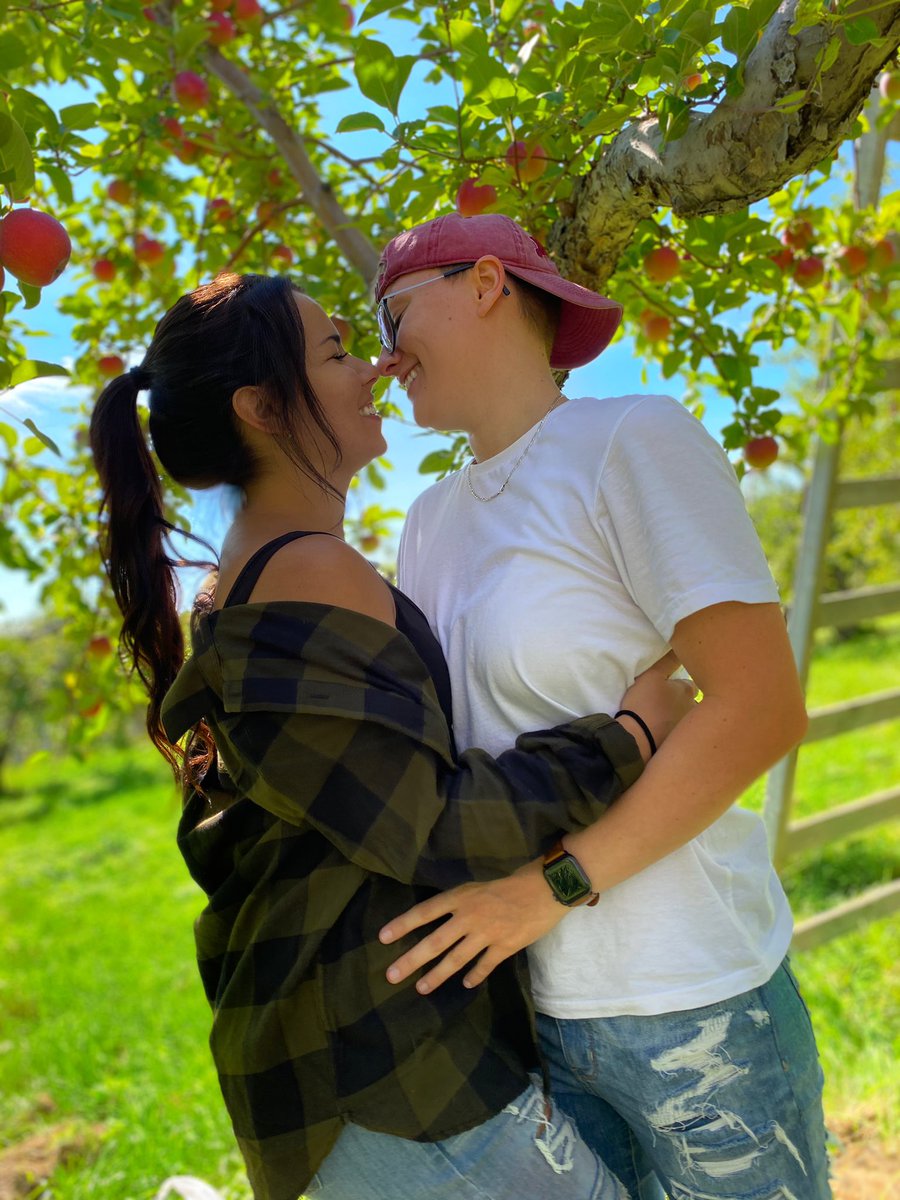 beatricecote's tweet photo. Name an more iconic lesbian couple, ill wait. #lesbianscouple #lesbians #LGBT #orchard #autum https://t.co/F4IYmundeE