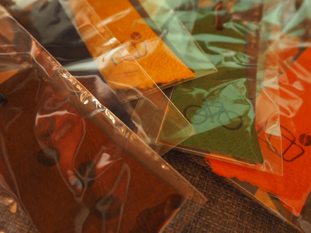 coriolisbooks's tweet photo. こりおり舎オープンしました。
昨日はイノシシ革しおりがよく売れました。
一期一会の色とカタチ、ぜひお気に入りを見つけてくださいね。
#こりおり舎 #こりおり文庫 #こりおり珈琲 #島の本屋 #自家焙煎珈琲 #本と珈琲 #愛媛 #今治 #しまなみ海道 #しまなみ大島 #本屋 #jishac #イノシシ #イノシシ革 https://t.co/izdVBHdRr0