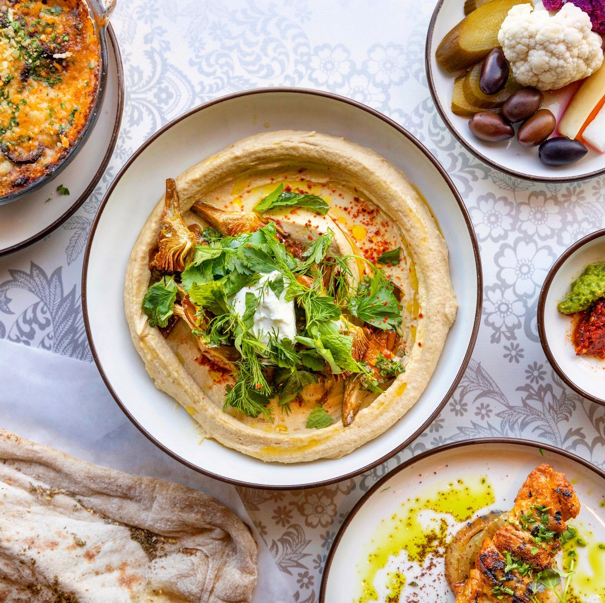 cloqu2's tweet image. Mizlala #LA Roughly Meaning “Eatery” in #Hebrew. Must Eat: Moroccan carrots with harissa, yogurt, and crispy quinoa; #Moroccan fried chicken with harissa and apricot mustard.

source/ discoverlosangeles.com

Follow us on 👉🏻👉🏼👉🏽👉🏾👉🏿 @cloqu2