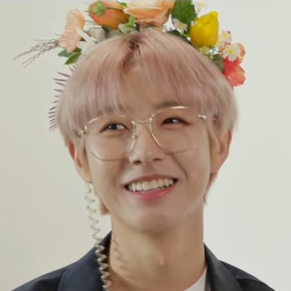 renjun as hairclips — a thread because we all wanted renjun hairclip