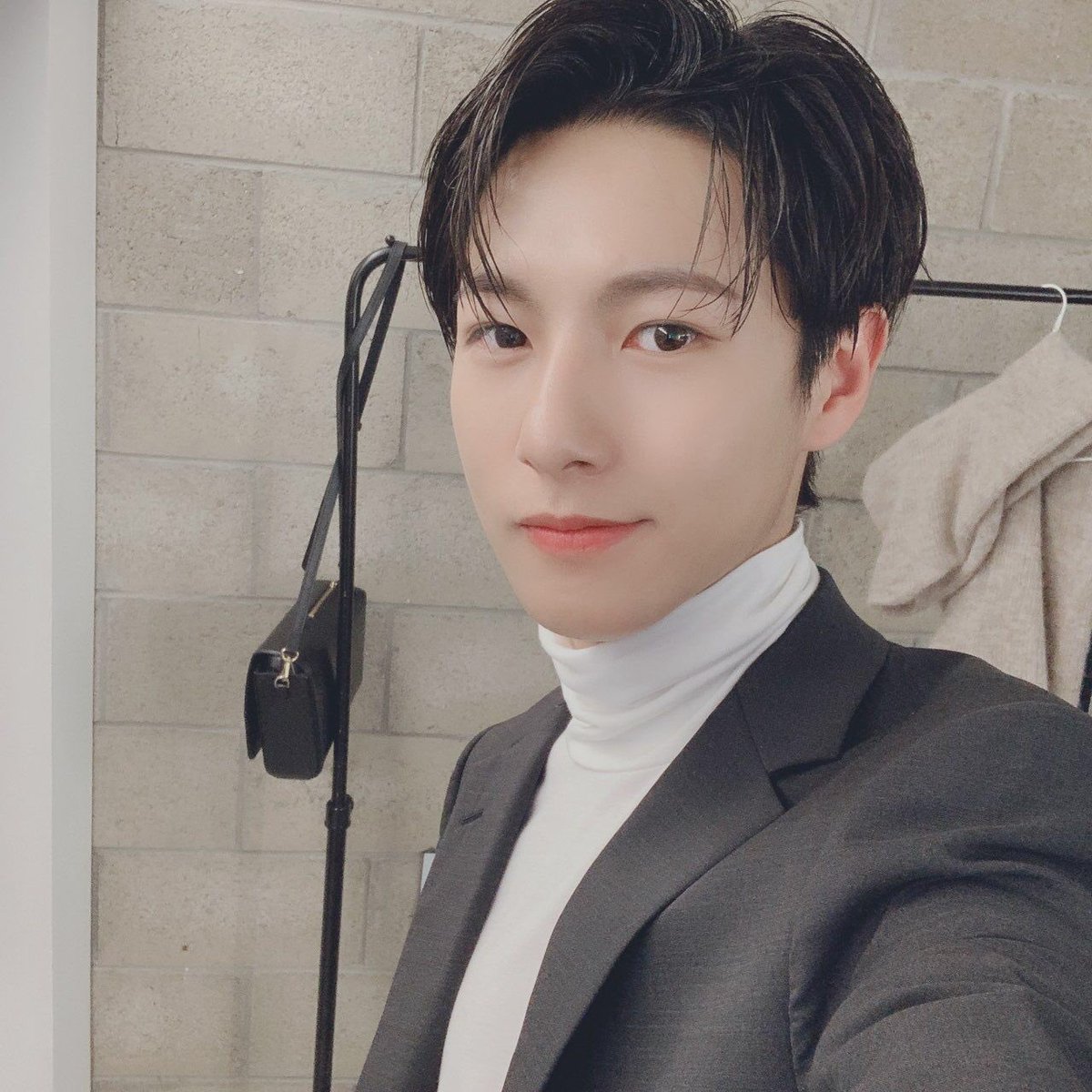 renjun as hairclips — a thread because we all wanted renjun hairclip