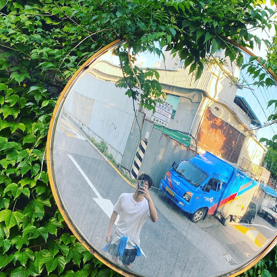 forjunhoe0331's tweet photo. It has been 3 months since we got this mirror selfie and we will get 3 close up selfies of Junhoe today. I can't wait. 😭😭😭 https://t.co/WiyoEJT6Jj