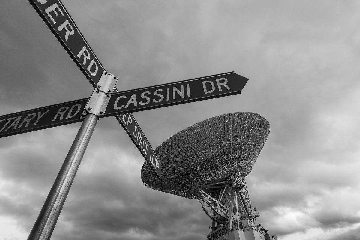CanberraDSN's tweet photo. Remembering the dramatic end of the @CassiniSaturn #OTD in 2017, as the spacecraft plunged into Saturn's atmosphere.
         🛰️ 
      🪐
 📡
So glad we had so many space friends here join us to share the happy, the sad, and the wonder of it all. #CassiniAus
[Photos @martin_o] https://t.co/8nFIqy04x0