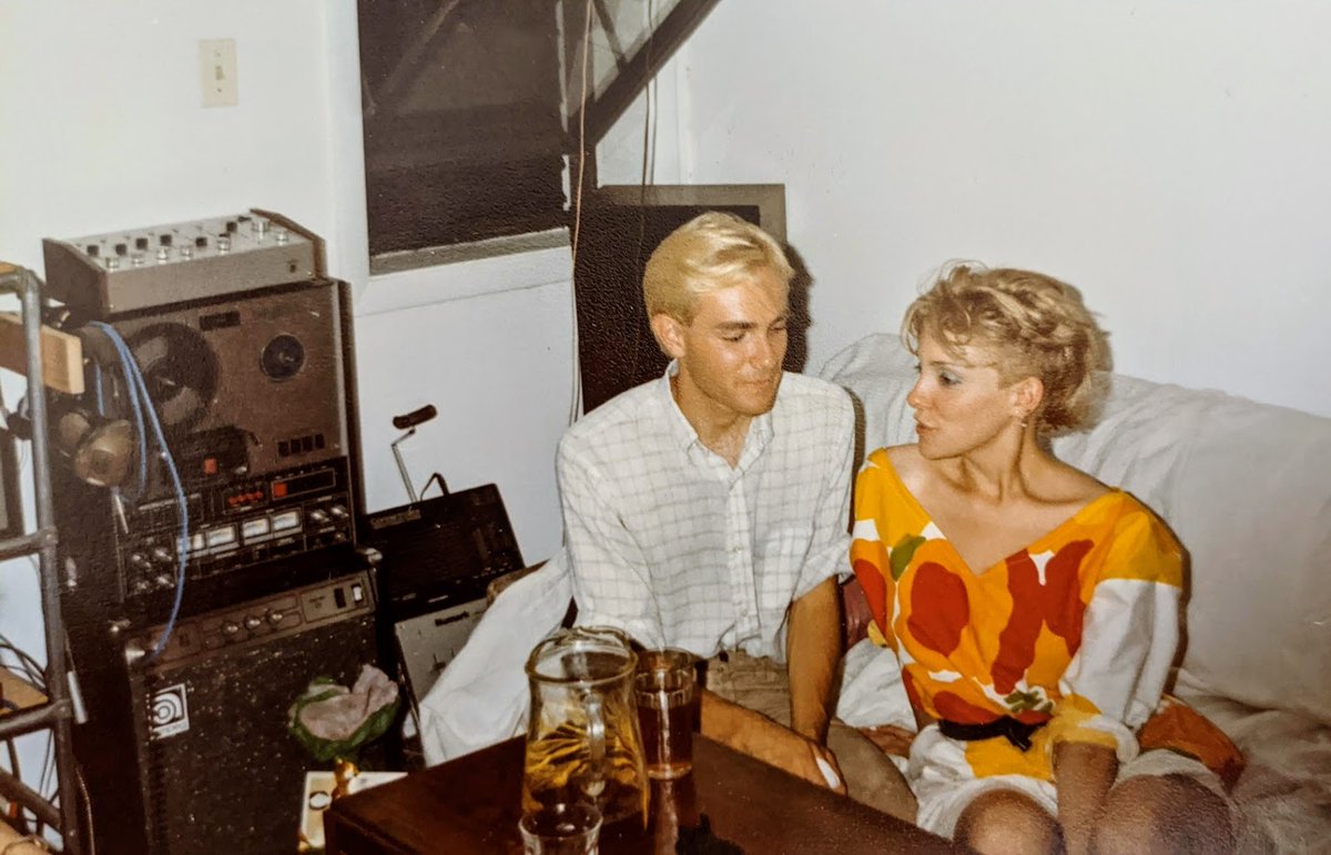 I found this picture of me around 1982, with then-girlfriend Catherine Buchanan (who was way out of my league) and makeshift recording gear

Googled her &amp; learned she later released a hit single with Madonna as her backup singer(!). Tragically died in 2001
azuremilesrecords.com/batikedbyanasp…